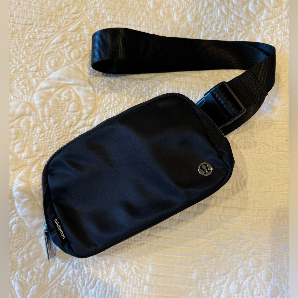 Lululemon Everywhere Fanny Pack. NEVER used.